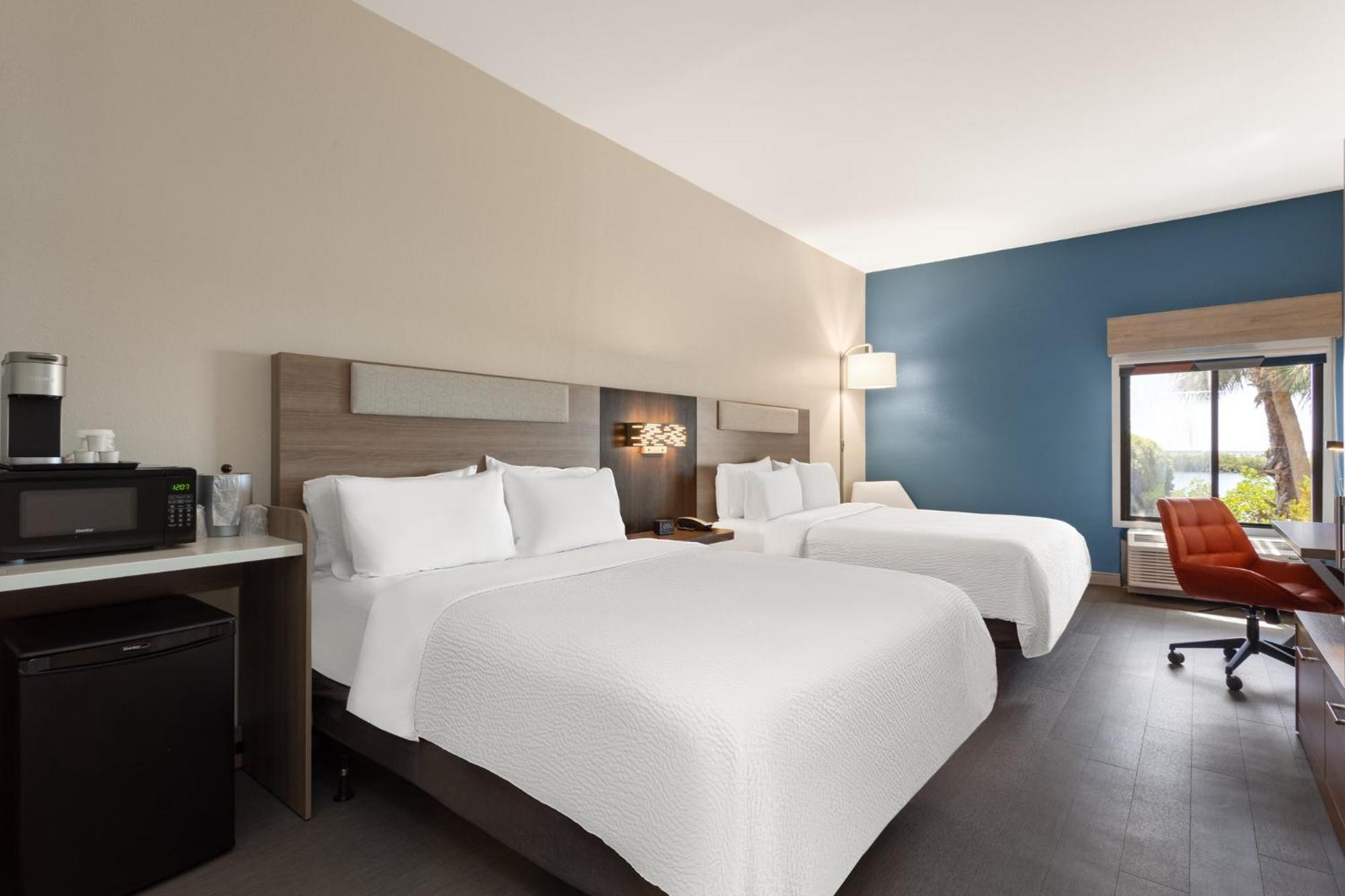 Holiday Inn Express Hotel & Suites Tampa-Rocky Point Island By Ihg Exterior photo