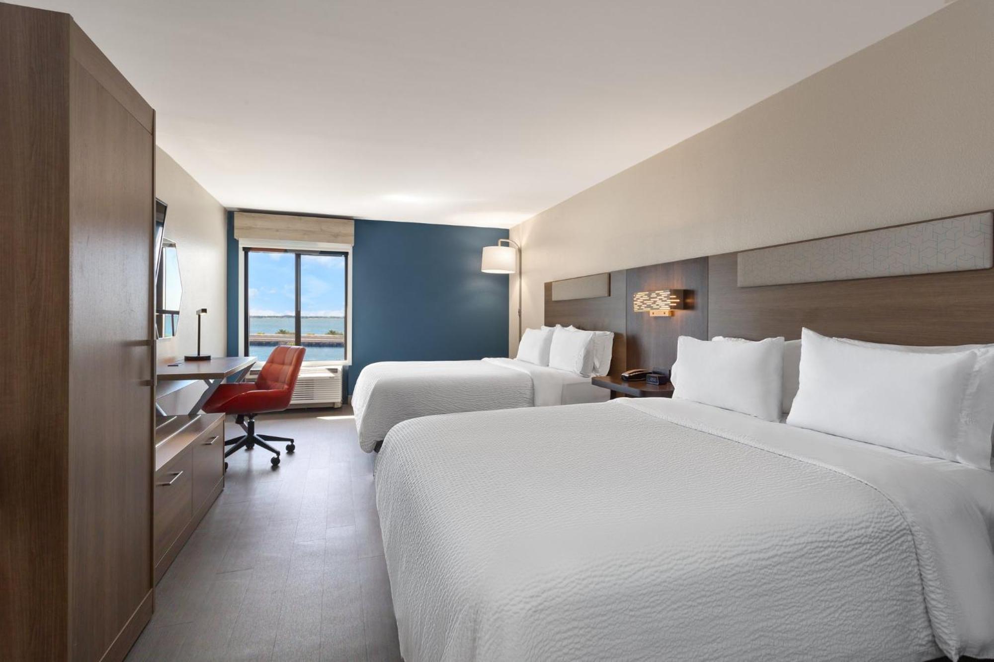 Holiday Inn Express Hotel & Suites Tampa-Rocky Point Island By Ihg Exterior photo