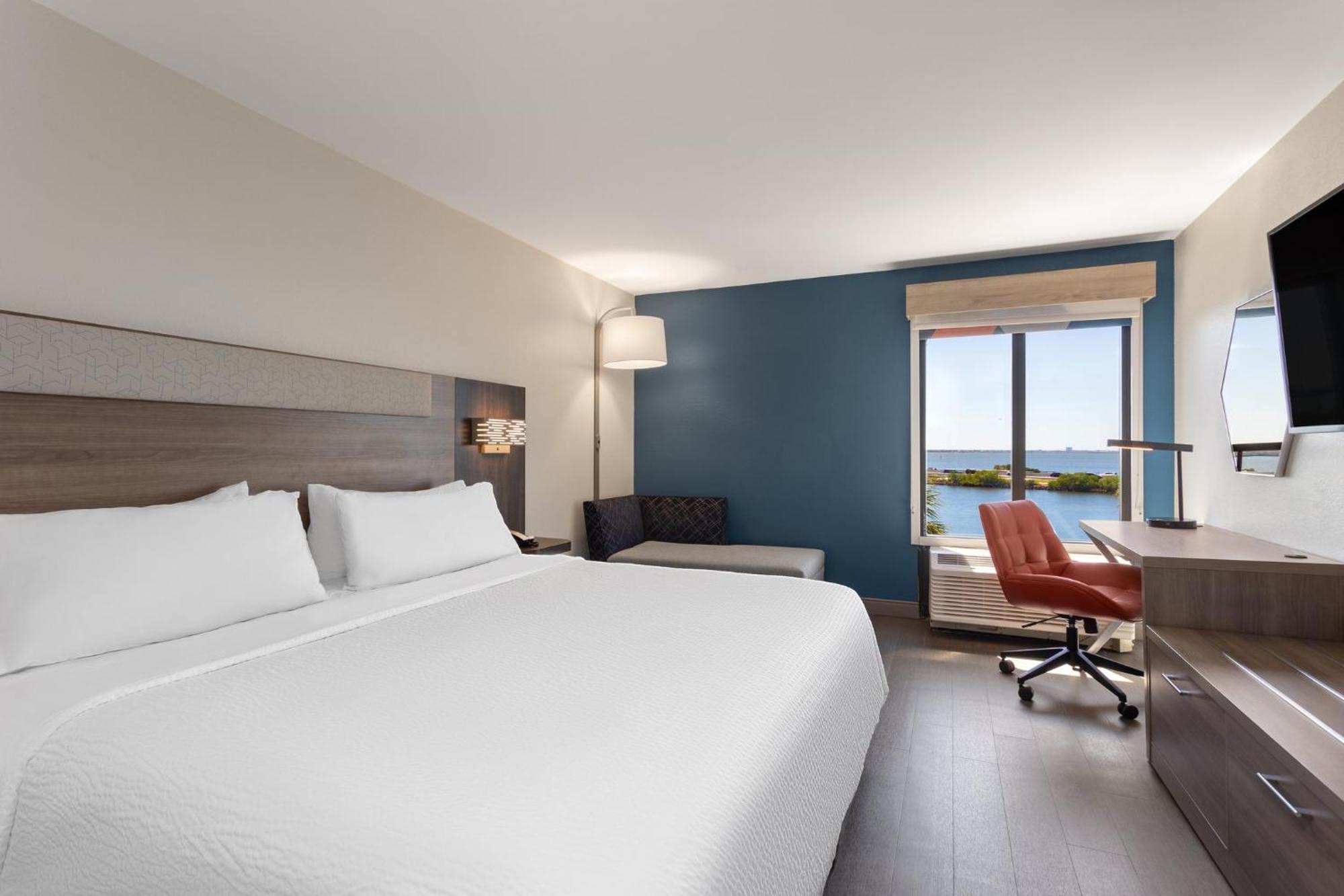 Holiday Inn Express Hotel & Suites Tampa-Rocky Point Island By Ihg Exterior photo