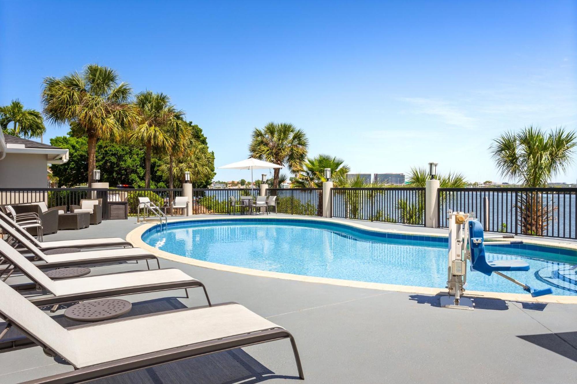 Holiday Inn Express Hotel & Suites Tampa-Rocky Point Island By Ihg Exterior photo