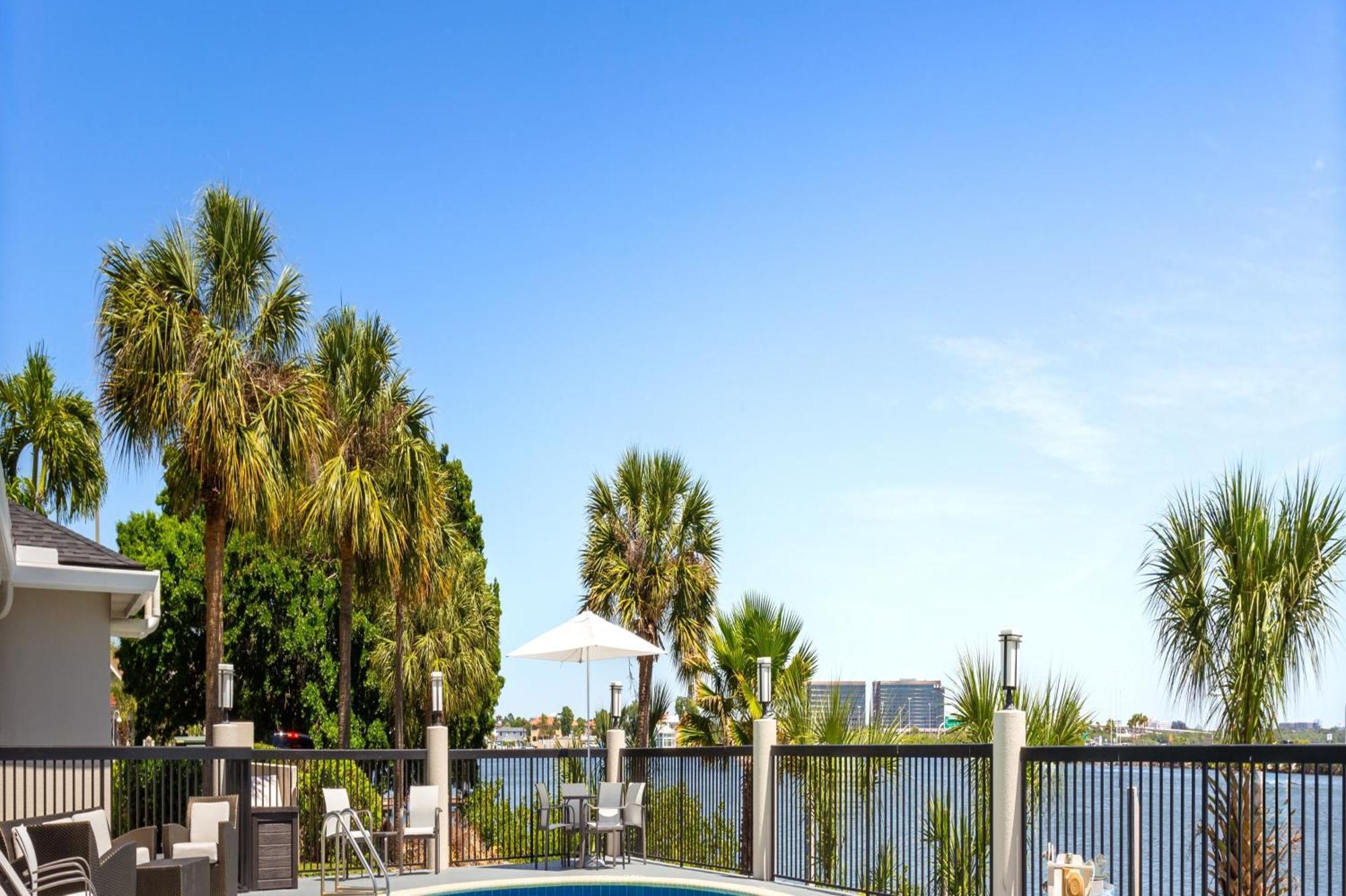 Holiday Inn Express Hotel & Suites Tampa-Rocky Point Island By Ihg Exterior photo