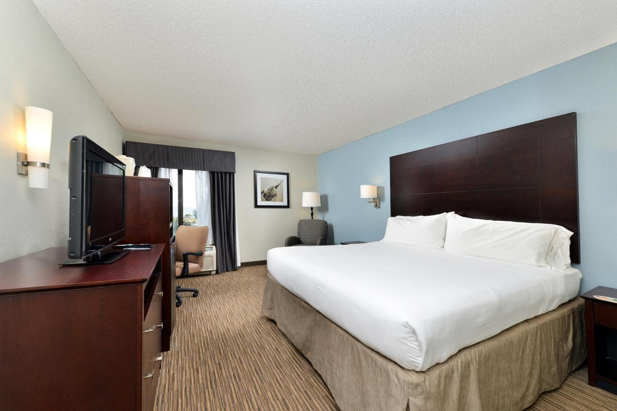 Holiday Inn Express Hotel & Suites Tampa-Rocky Point Island By Ihg Exterior photo